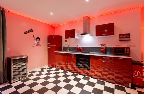 Coupvray Apartment | Marilyn Monroe Suite - 4P with Private Jacuzzi