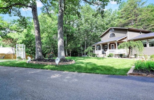 Avoca House | Marilyn's Cottage, Family Friendly, Park Setting, King Bed , Fire Pit, Pet Free