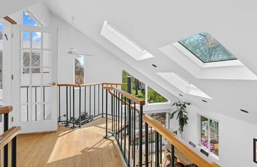 Guilford House | Marina Chic: Bright Seaside Gem. 3 Bed/3 Full Bath. Walk to restaurants/beach