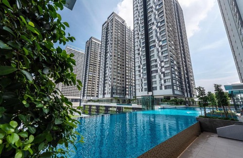 Sungai Buloh Apartment | Mario's suite direct MRT link & 50m infinity pool