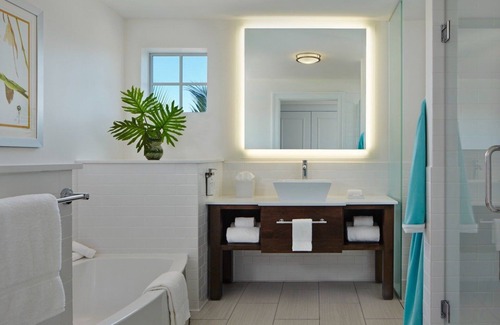 Historic Seaport Hotel | Marker Key West Harbor, 2 Classic 2 Queens, 3 Onsite Pools & Pets are Welcome