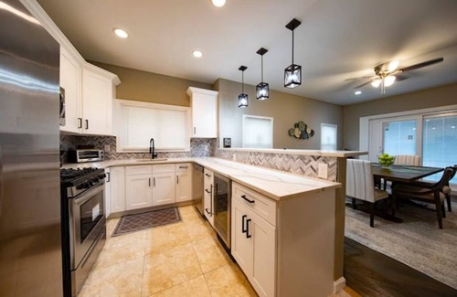 Long Beach House | Market Place Spacious Blue-Long Beach Home