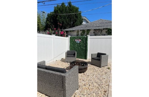 Long Beach House | Market Place Spacious Blue-Long Beach Home