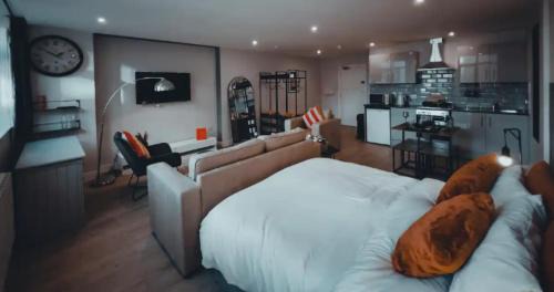 Northampton Apartment | Market Utopia, King Deluxe & Mini Deluxe Town Centre Studios, Business and Leisure Stays
