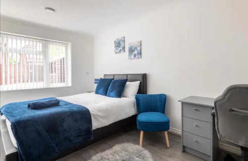 Marston Green House | Marston 5 Bedroom Home With Parking Near NEC & BHX
