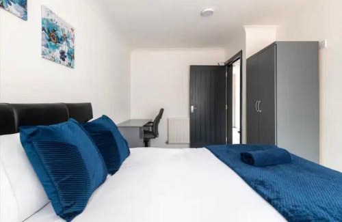 Marston Green House | Marston 5 Bedroom Home With Parking Near NEC & BHX