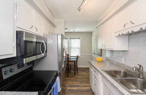 Overland Park House | Marty's Retreat 1 block to downtown Overland Park