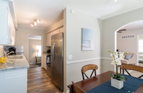 Overland Park House | Marty's Retreat 1 block to downtown Overland Park