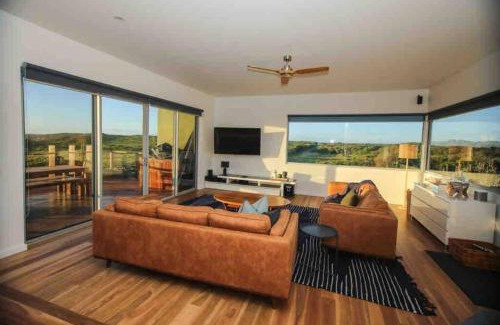 Peterborough House | Martyrs Lookout - Luxury Accommodation