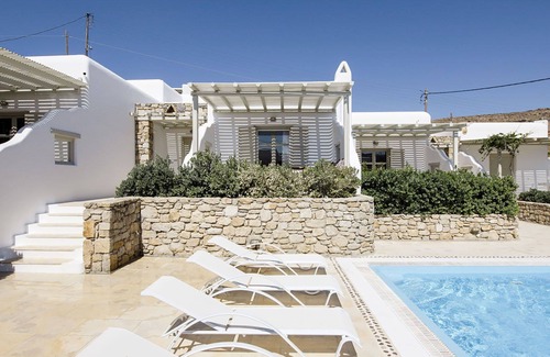 Ornos House | Marvi House with shared pool