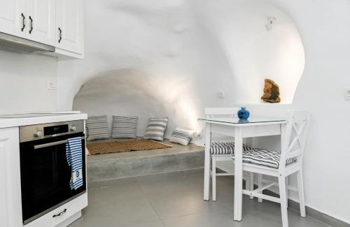 Akrotiri Apartment | Mary Castelia Villa 2 with Jacuzzi