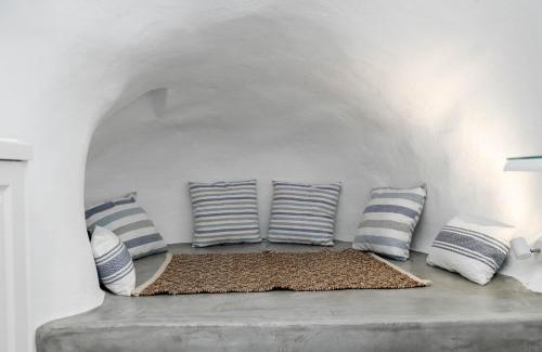 Akrotiri Apartment | Mary Castelia Villa 2 with Jacuzzi