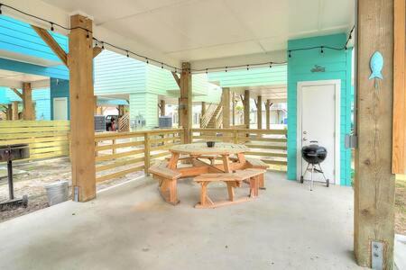 Port Aransas House | Mary Lou's Hideout (11th St Bungalows #19)