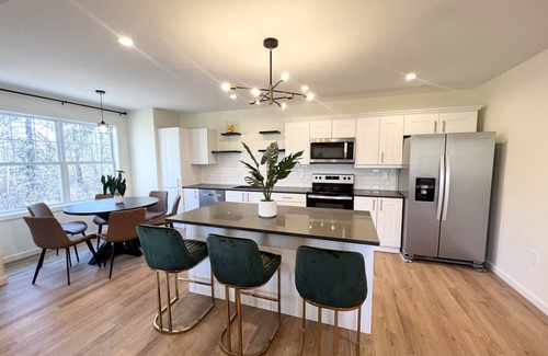 Maple Hill House | Massive 5 Bedrooms: 3King 2Queen, 10 mins to Downtown Hartford