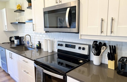 Maple Hill House | Massive 5 Bedrooms: 3King 2Queen, 10 mins to Downtown Hartford
