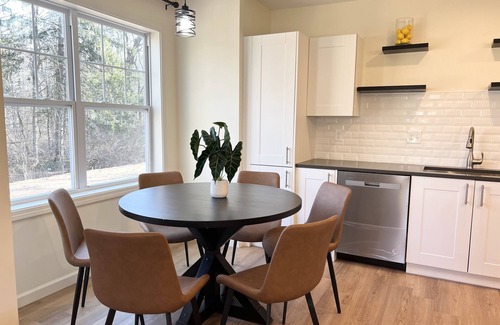 Maple Hill House | Massive 5 Bedrooms: 3King 2Queen, 10 mins to Downtown Hartford