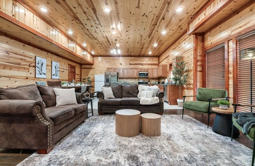 Gatlinburg - Pigeon Forge Cabin | Massive 6 Bedroom/8 Bath Cabin with Indoor Pool only 5 minutes to the Parkway