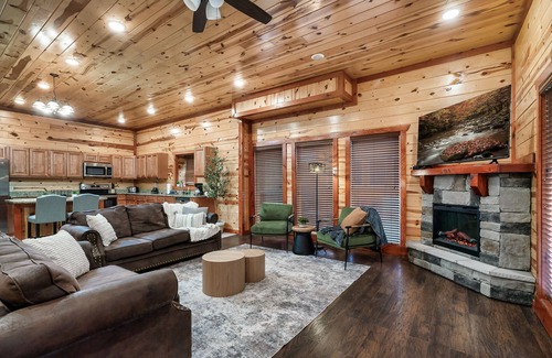 Gatlinburg - Pigeon Forge Cabin | Massive 6 Bedroom/8 Bath Cabin with Indoor Pool only 5 minutes to the Parkway