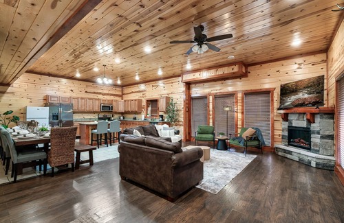 Gatlinburg - Pigeon Forge Cabin | Massive 6 Bedroom/8 Bath Cabin with Indoor Pool only 5 minutes to the Parkway