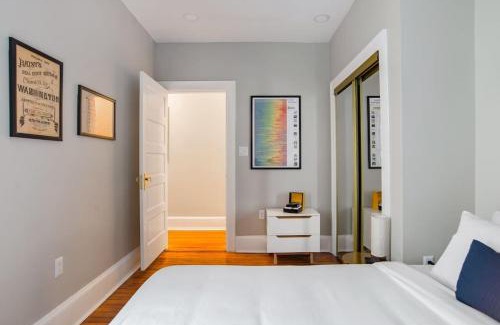 Truxton Circle House | Massive 6BR & 4BA Private Duplex Townhouse Central
