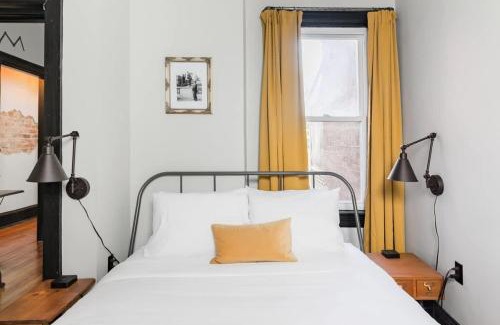 Truxton Circle House | Massive 6BR & 4BA Private Duplex Townhouse Central