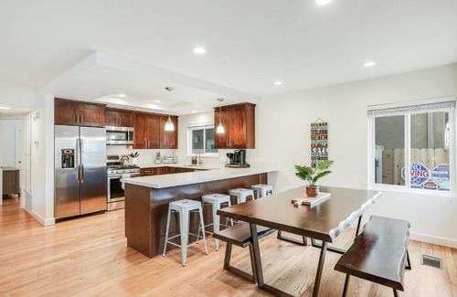 South Mission Beach House | Massive Beach Home w Stunning Rooftop, Parking, Spa, AC & Bay Views!