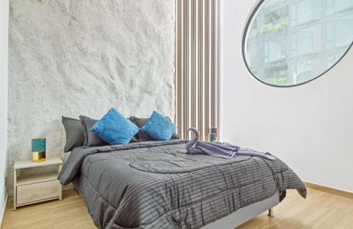 Zona Rosa Apartment | Massive Jacuzzi - 6 Bedroom with Private Bathroom - 1 block from LLeras P11