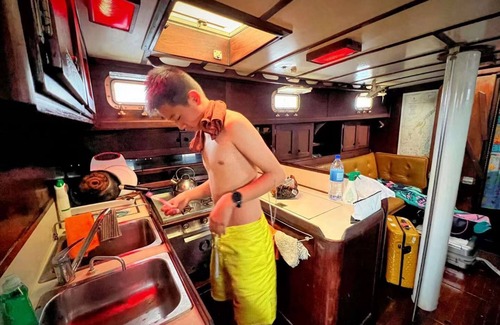 Wailoloa Boat Rental | Master Cabin Bed Room in Yailing Yacht(can sleep two)
