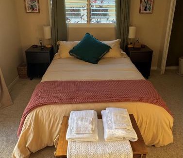 Hilo House | Master Suite with Private Bath 15 min from beach