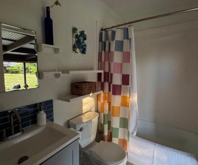 Hilo House | Master Suite with Private Bath 15 min from beach
