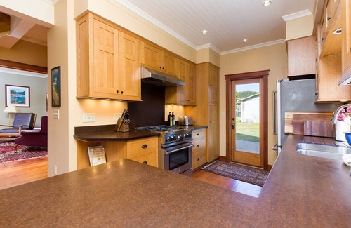 Blue Lake House | ☀️Masterfully Crafted Home In Sunny Blue Lake- Elegant Comfort, Outdoor Pool Table