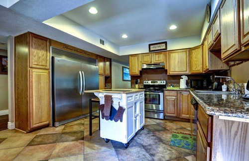 Spring Valley House | Masterpiece Retreat - a Corporate/Family Retreat- just 3-5 min to Strip/Airport