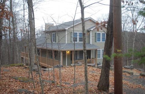 Lackawaxen Ski Chalet | Masthope Spacious 5 Bdrm chalet on cul de sac, wood burning Pizza Oven and Bar