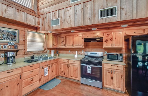 Glen Rose House | Mata'Zamo Cowboy POOL cliffside cabin, 900 acres w/trails, farm animals, hiking