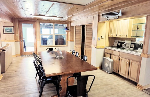 Elmaton House | MATAGORDA RIVERSIDE LODGE. Perfect for large groups, minutes from the beach!