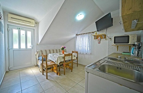 Pomena Apartment | Matana Pomena - A1 Apartment with Balcony and Sea View
