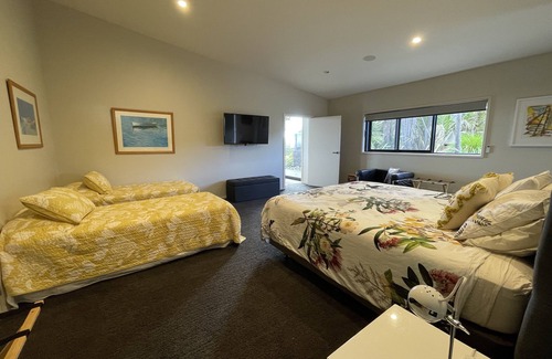 Tutukaka House | Matapouri and Poor Knights Spectacular Coastal Views - Aroha Luxury Guest Suite