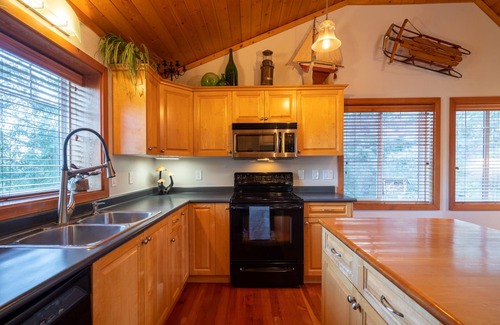 Metchosin Apartment | Matheson Lake Guest House