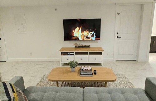 Maple Ridge House | Max & Tiff's Charming Albion Suite
