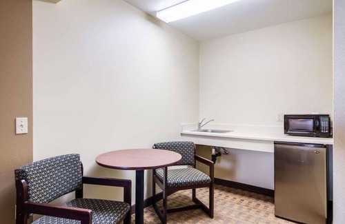 Aberdeen Hotel | Maximum Comfort! Comes with Free Breakfast & Parking, Pet-friendly Property!