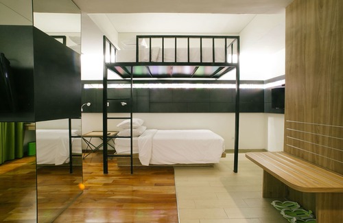 Gubeng Hotel | MaxOneHotels at Dharmahusada - Surabaya