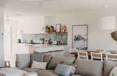 Caves Beach House | May-Aug Pay 2 Stay 3 Luxury family beach home with fire-pit and 1pm checkout