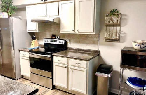 Tyler House | MAY'S FLOWERS , Stylish 4 Bedroom house, High Speed Internet, Equipped Kitchen