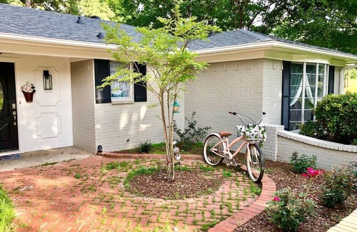 Tyler House | MAY'S FLOWERS , Stylish 4 Bedroom house, High Speed Internet, Equipped Kitchen