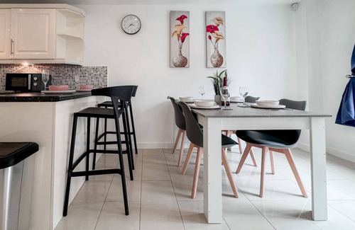 Middleton House | Maya House | 4 bed 3.5 Bathroom | Leeds