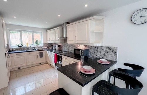Middleton House | Maya House | 4 bed 3.5 Bathroom | Leeds