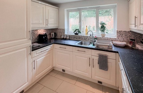 Middleton House | Maya House | 4 bed 3.5 Bathroom | Leeds
