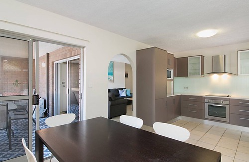 Coolangatta Apartment | Maybury Unit 3 only a 70 Metre walk to Rainbow Bay beach Coolangatta FREE Unlimited Wi-Fi