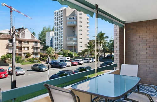 Coolangatta Apartment | Maybury Unit 3 only a 70 Metre walk to Rainbow Bay beach Coolangatta FREE Unlimited Wi-Fi