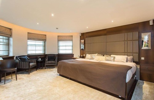 City of Westminster Apartment | Mayfair Penthouse with Rooftop facing Hyde Park